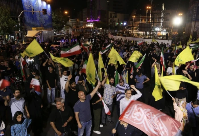 İran'ın da İsrail'e saldırı sonrası Tahran'da halk sevinç için meydanlara indi