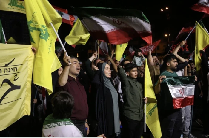 İran'ın da İsrail'e saldırı sonrası Tahran'da halk sevinç için meydanlara indi