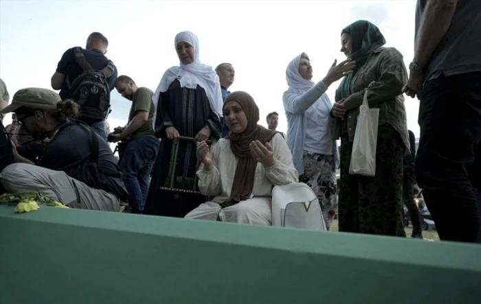 Srebrenitsa katliamının 30. yıl dönümü! 7 kurbanın cenazesi anıt mezarlıkta