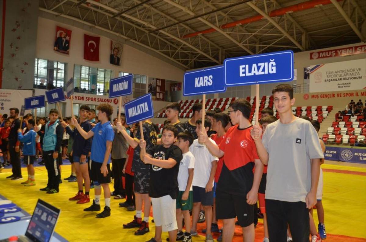 Anadolu Yıldızlar Ligi Güreş Müsabakaları Muş'ta başladı