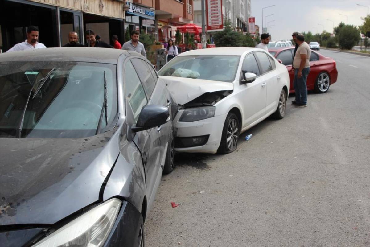 Kars'ta Kontrolden Çıkan Otomobil Park Halindeki Araçlara Çarptı