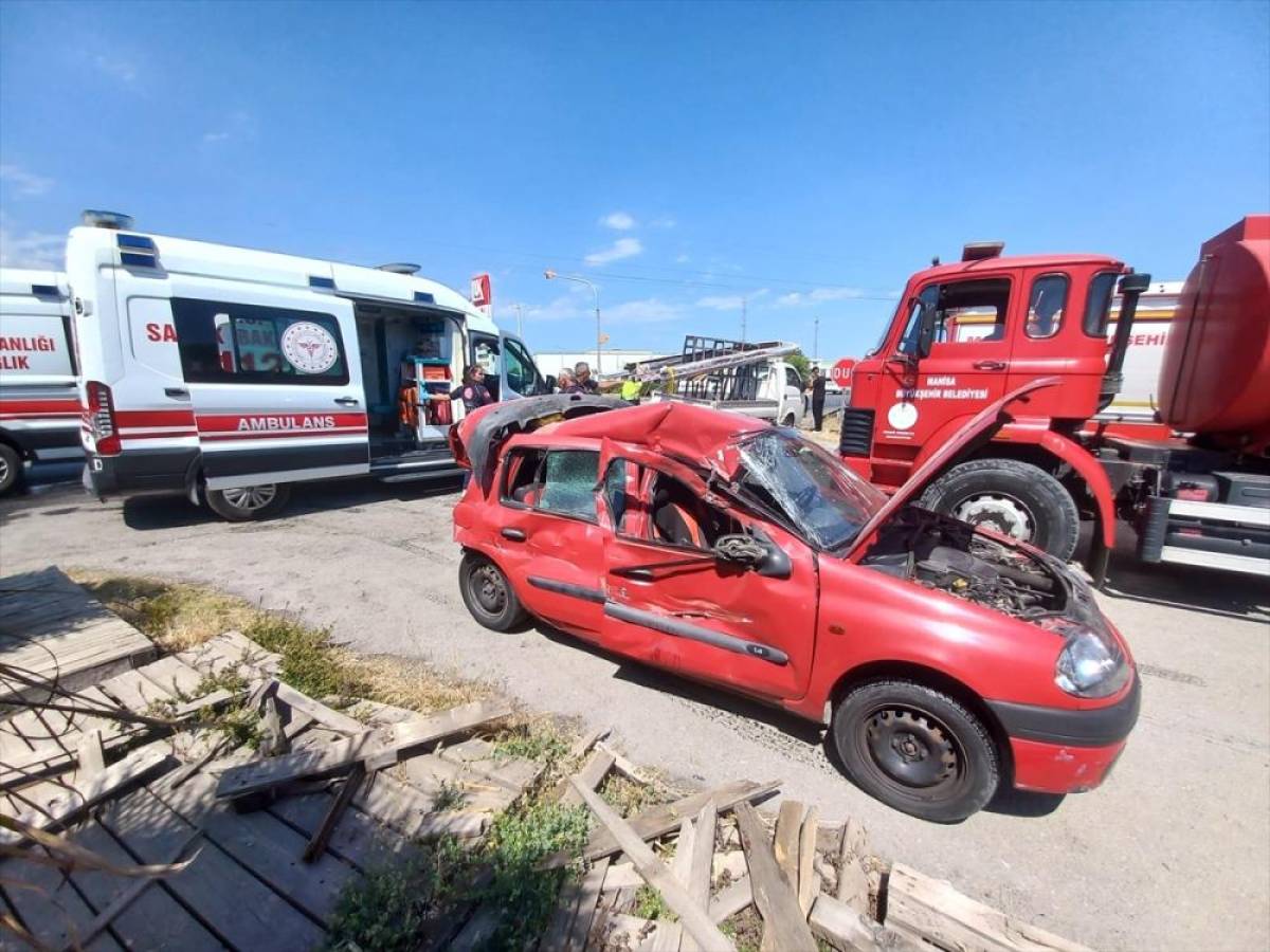 Manisa'da Zincirleme Trafik Kazası: 3 Yaralı