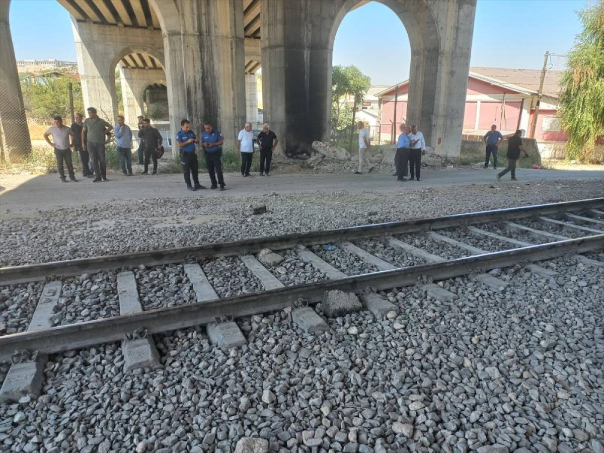Malatya'da Yük Treni Otomobile Çarptı: Sürücü Öldü