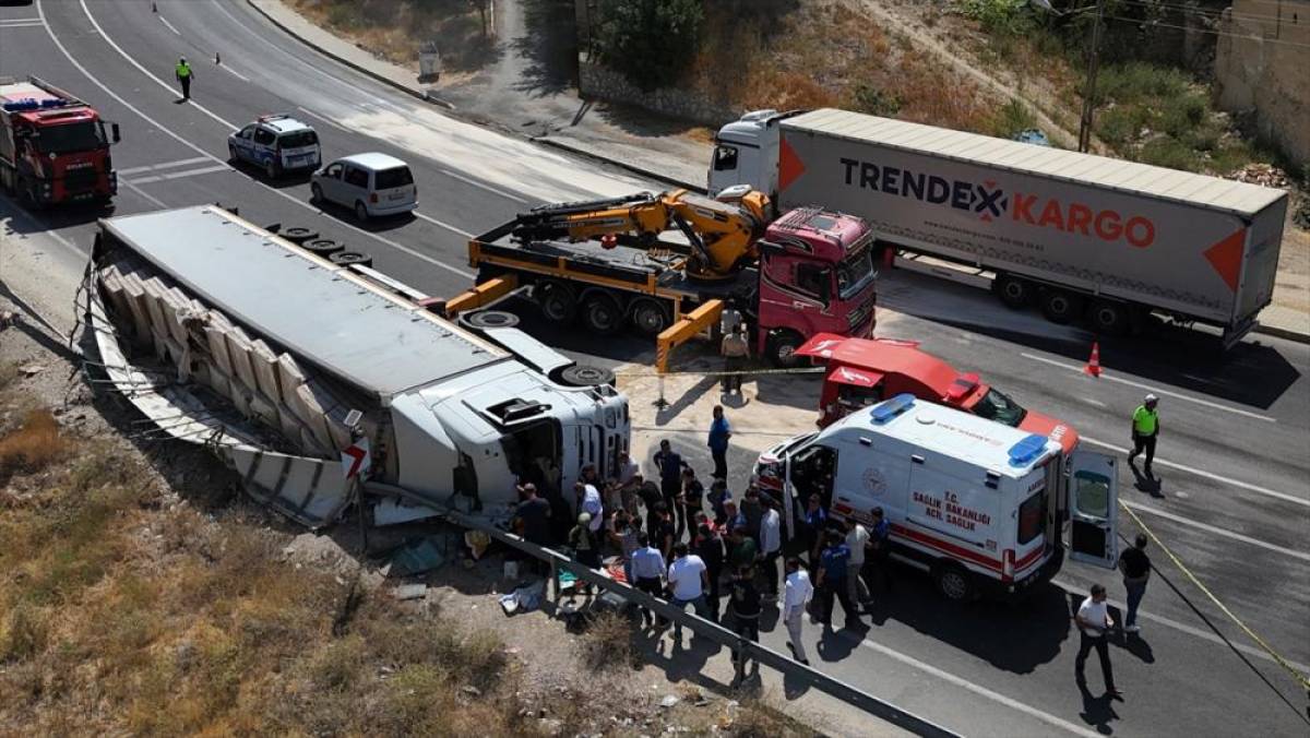 Malatya'da Ağır Yaralanan Tır Sürücüsü İçin Ambulans Helikopter Havalandı