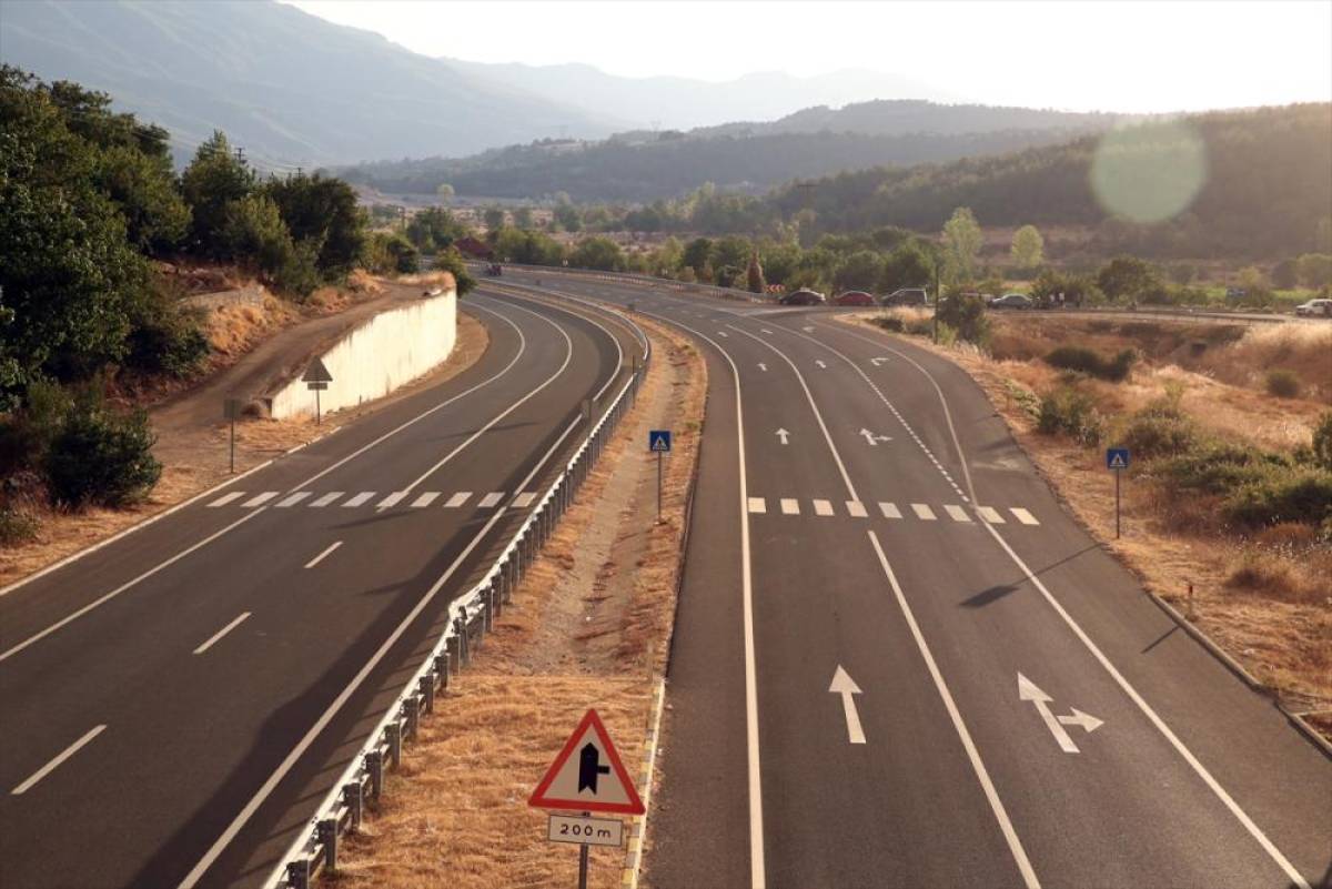 Kastamonu-Karabük Sınırında İki Orman Yangınına Müdahale Sürüyor