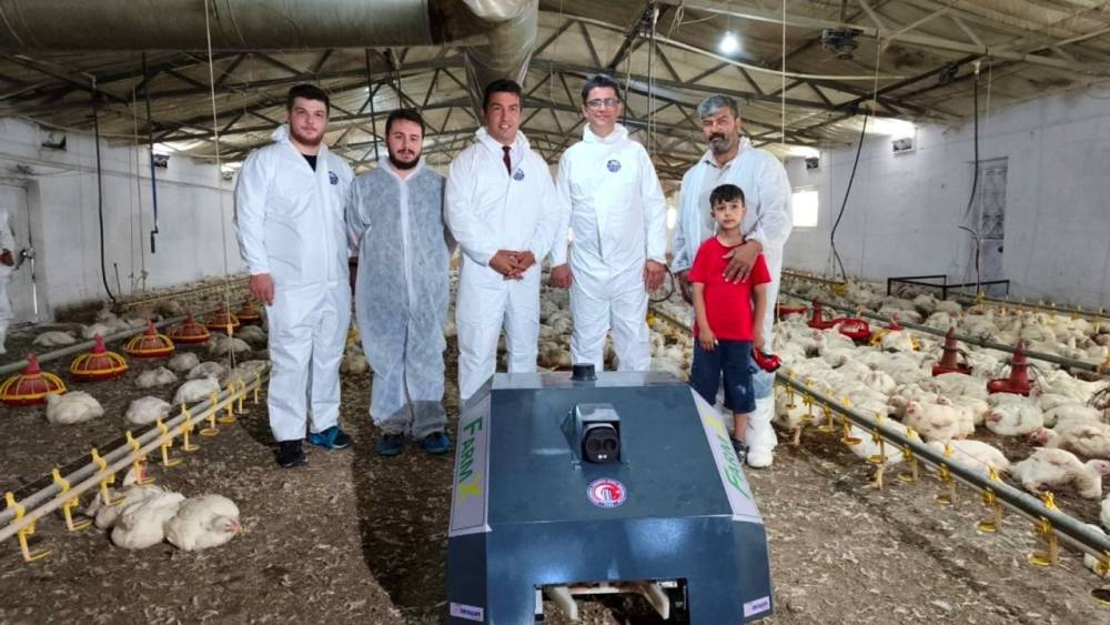 Yerli Robot, Tavuk Çiftliklerinde Devrim Yaratıyor!