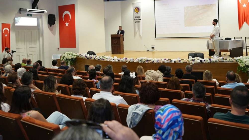  İzmir'de Yapay Zeka Eğitimi: Geleceğin Öğretmenleri Yetişiyor 