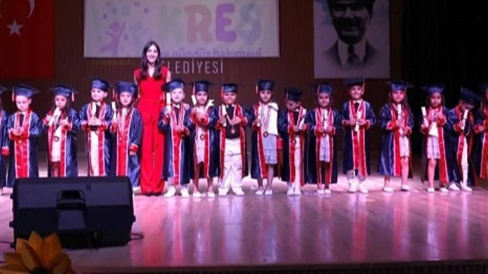 Miniklerden Büyüleyici Mezuniyet Töreni