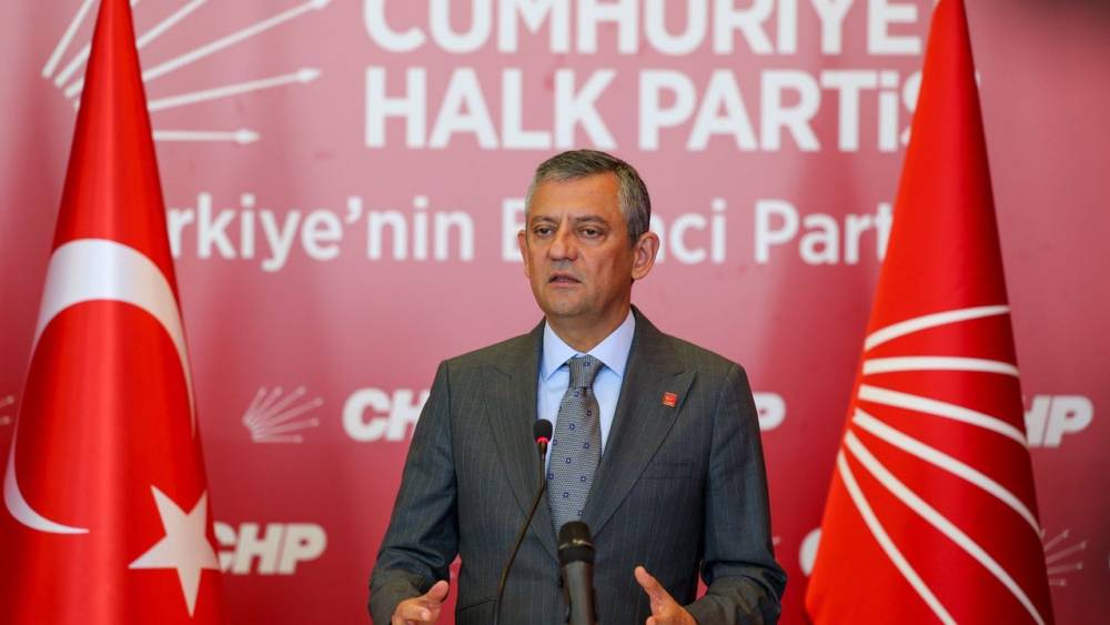  Türkiye'de Yolsuzluk Operasyonları Tartışma Yarattı 