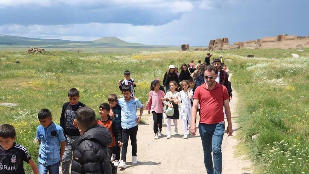 Ani Ören Yeri Bayram Ziyaretçisi Akınına Uğradı