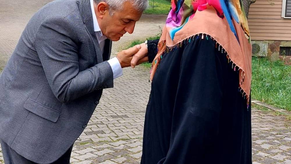 Anneler Günü'nde Annesinin Hayır Duasını Aldı