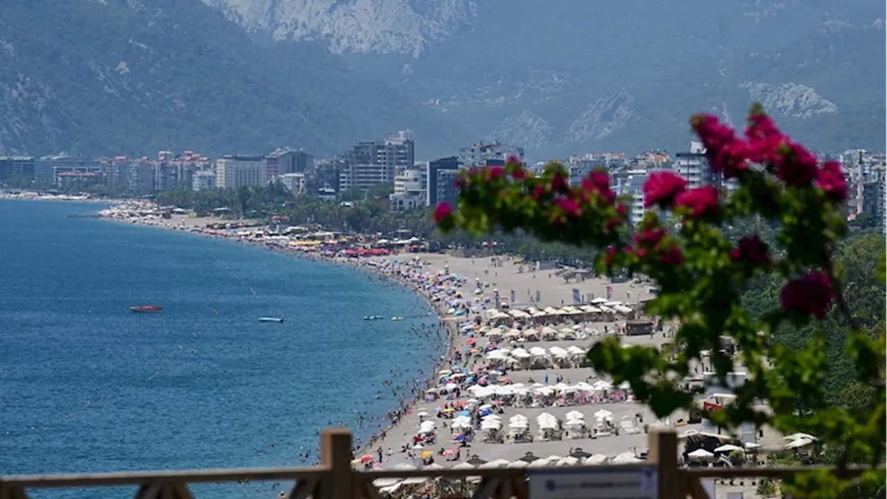 Yüksek Sıcaklık Antalya’yı Gündeme Getirdi