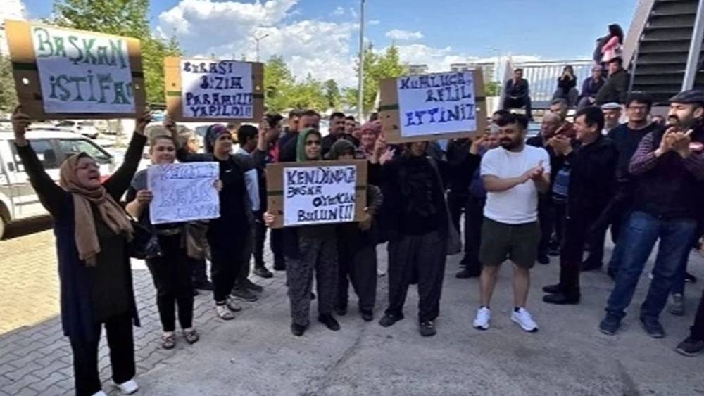 Kumluca'da Belediye ve Pazarcıların Gerginliği Protesto Edildi
