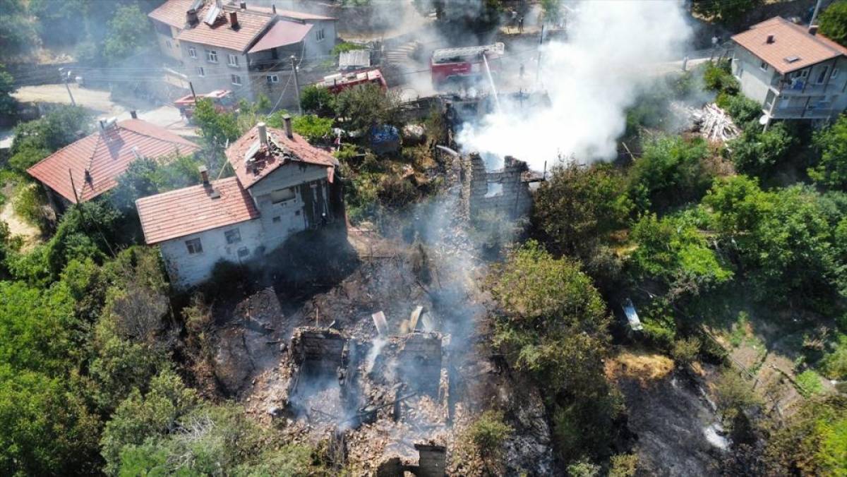 Antalya'da otluk alanda çıktıktan sonra evlere sıçrayan yangın söndürüldü