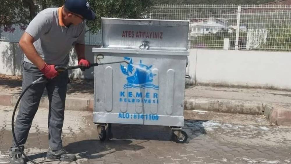 Kemer'de Çöp Konteynerleri Hijyenik Hale Getiriliyor