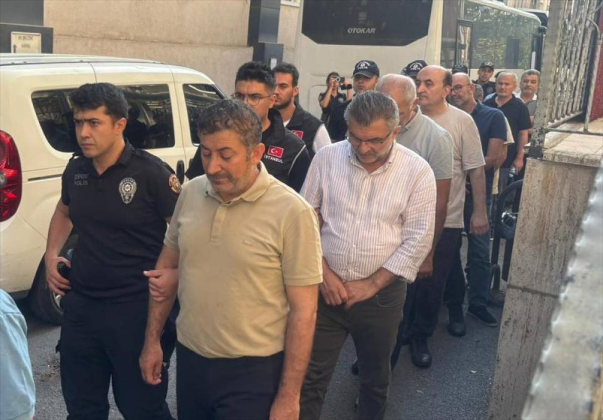 İstanbul merkezli FETÖ operasyonunda yakalanan 51 zanlı adliyede