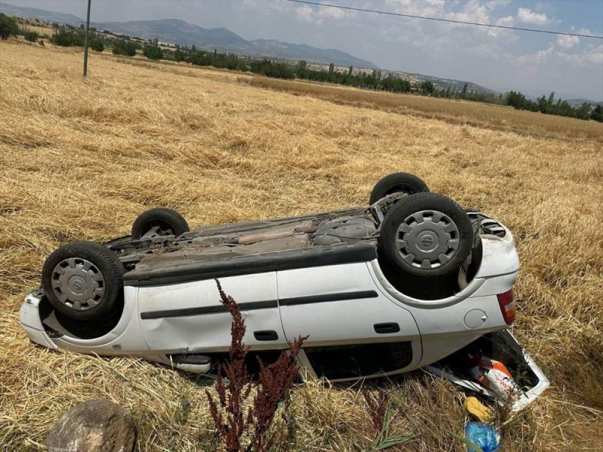 Uşak'ta tarlaya devrilen otomobildeki 3 kişi yaralandı