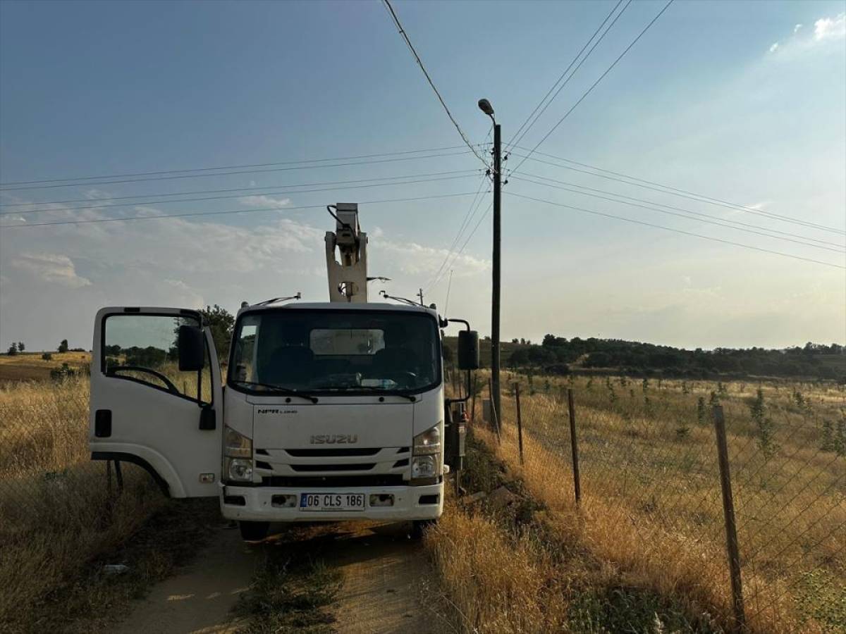Uşak'ta tamir için çıktığı aydınlatma direğinde elektrik akımına kapılan kişi öldü