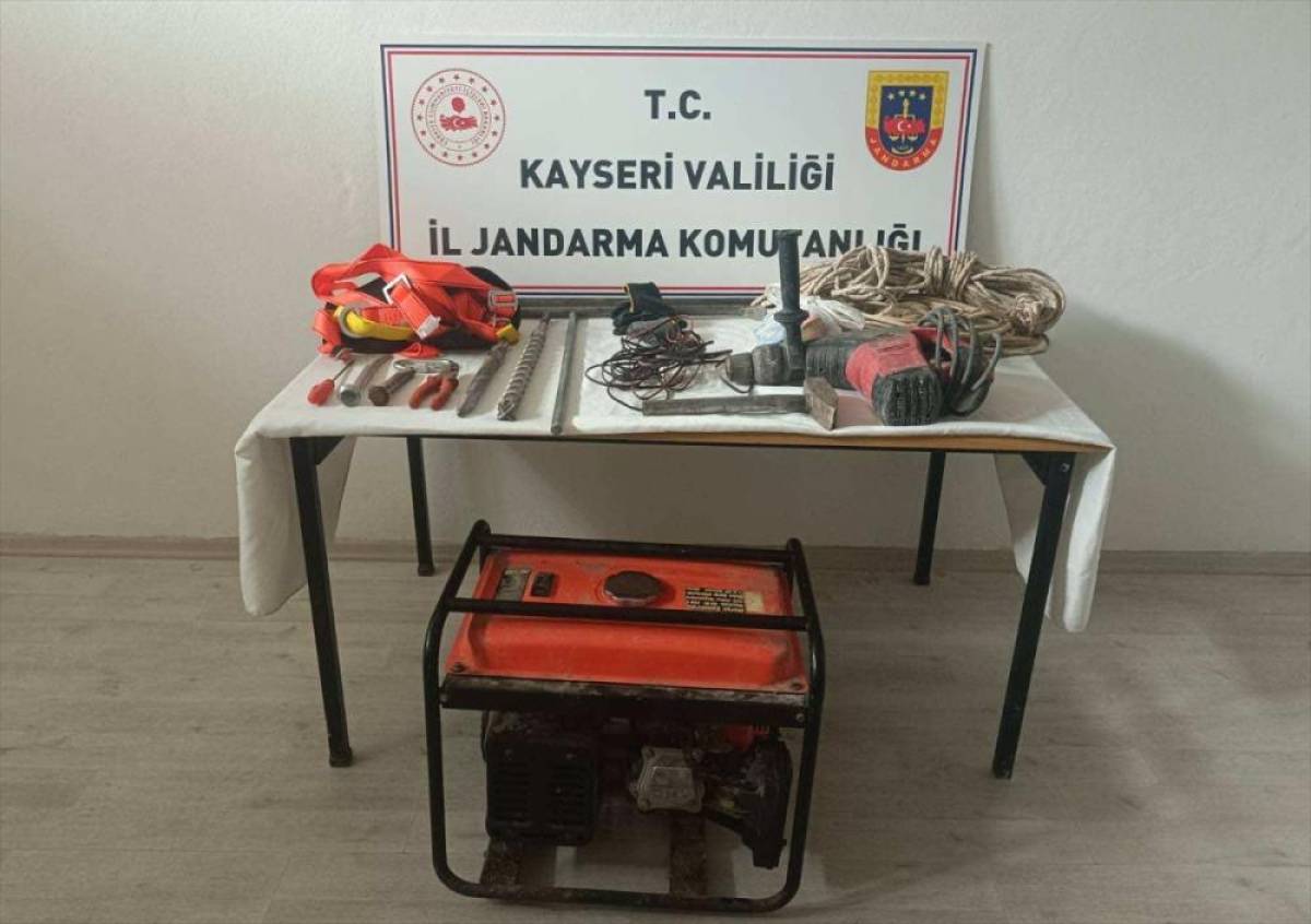 Kayseri'de izinsiz kazı yapan 3 şüpheli suçüstü yakalandı