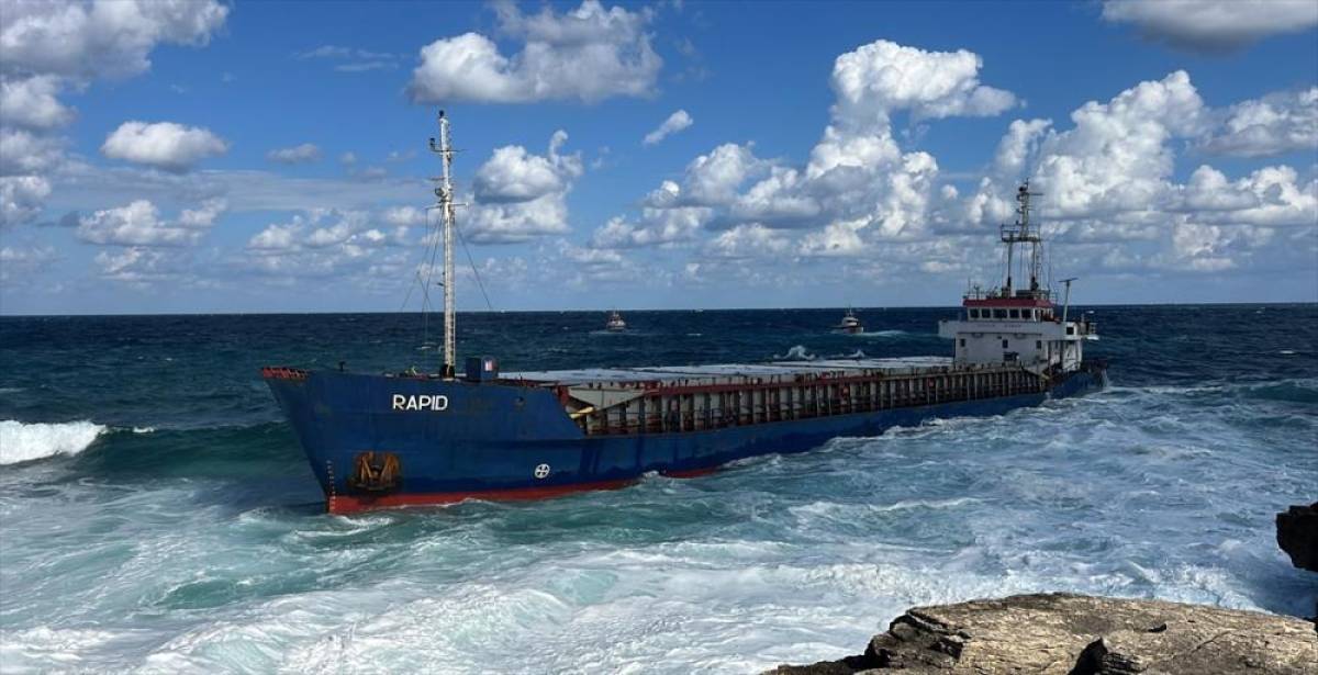 Kocaeli'de kuru yük gemisi karaya oturdu