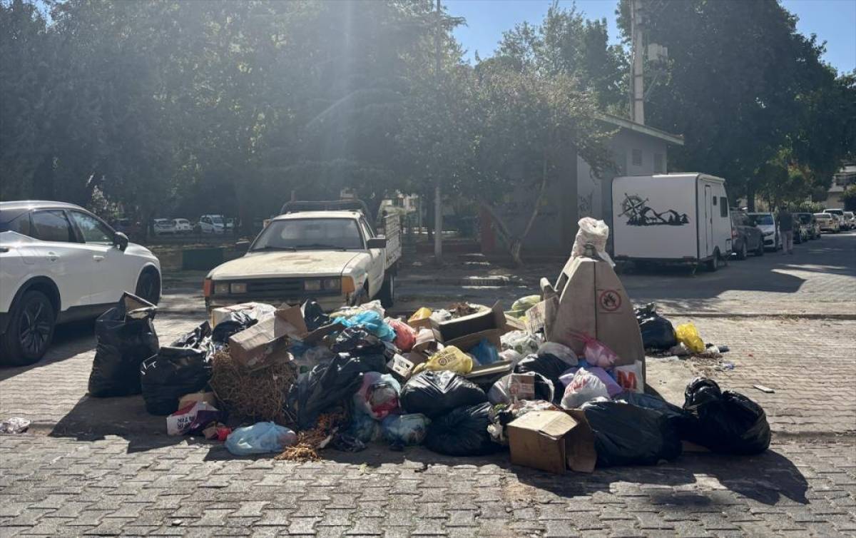 İzmir Karşıyaka'da toplanmayan çöpler tepkiye neden oluyor