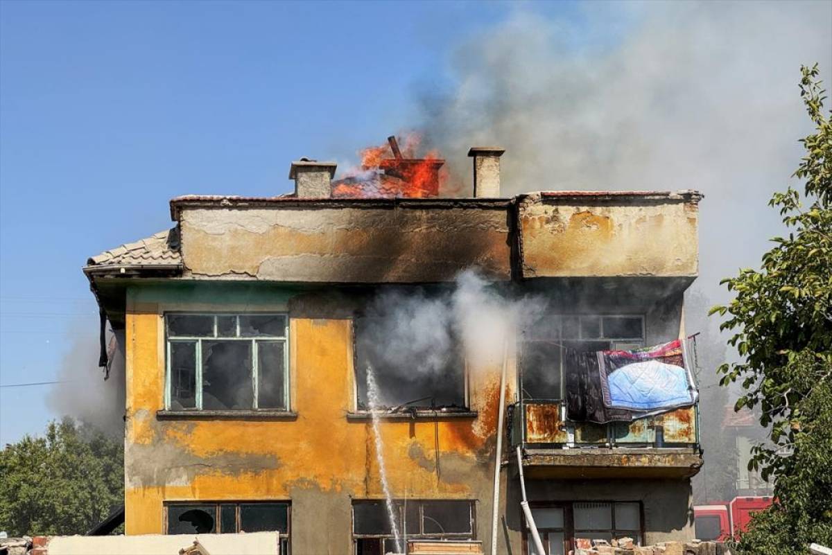 Konya'da yangın çıkan ev kullanılamaz hale geldi