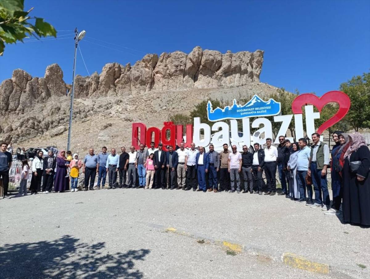 Ağrı'da şehit yakınları ve gaziler tarihi mekanları gezdi