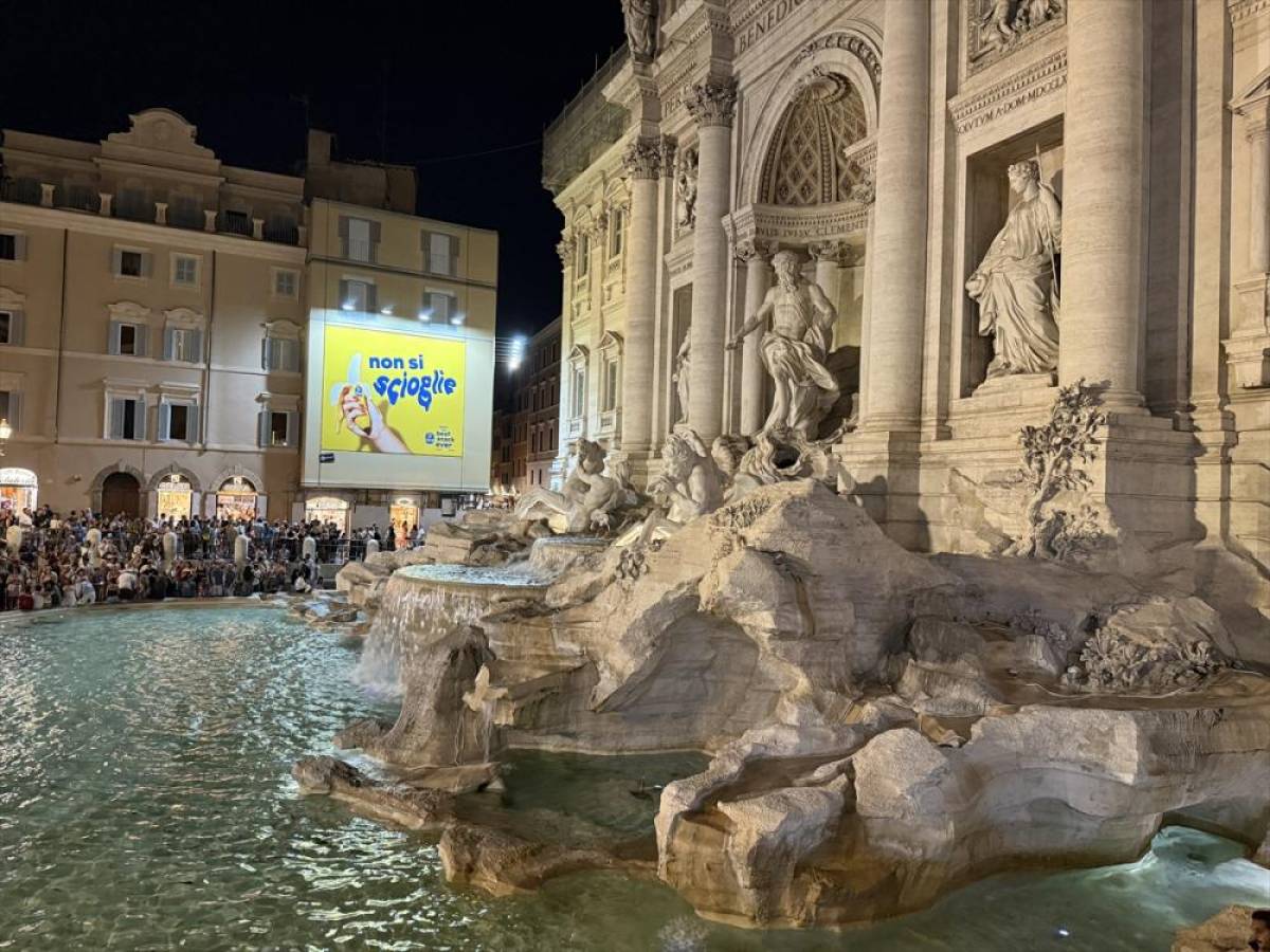 Roma'da tarihi Trevi Çeşmesi'nin ışıkları Gazze için söndürüldü