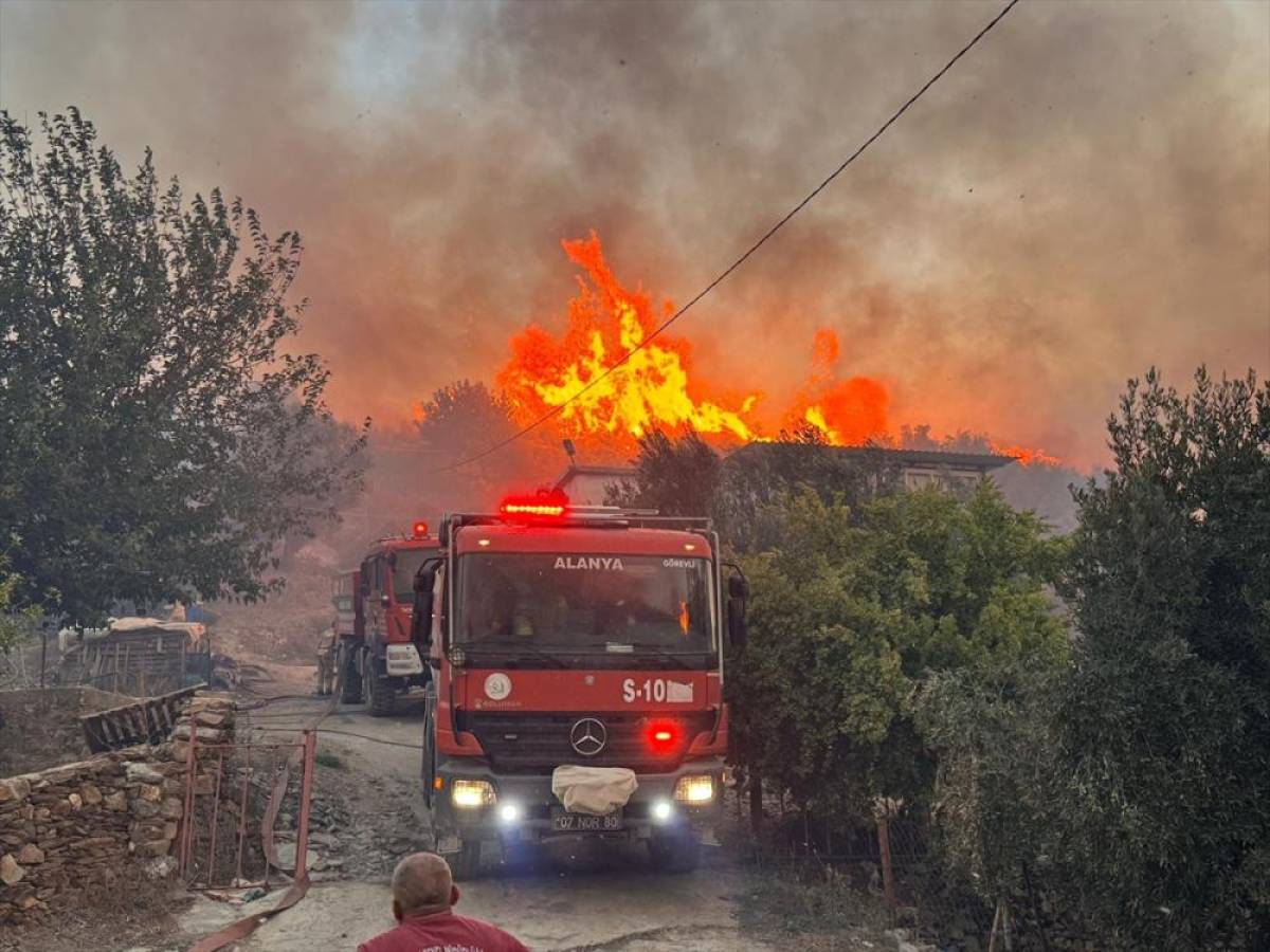 Antalya'nın Alanya ilçesindeki orman yangınına müdahale sürüyor