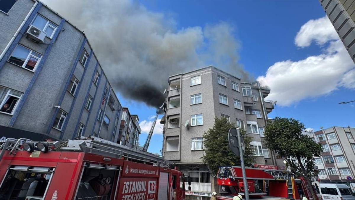 Bağcılar'da 2 binanın çatısındaki yangın söndürüldü