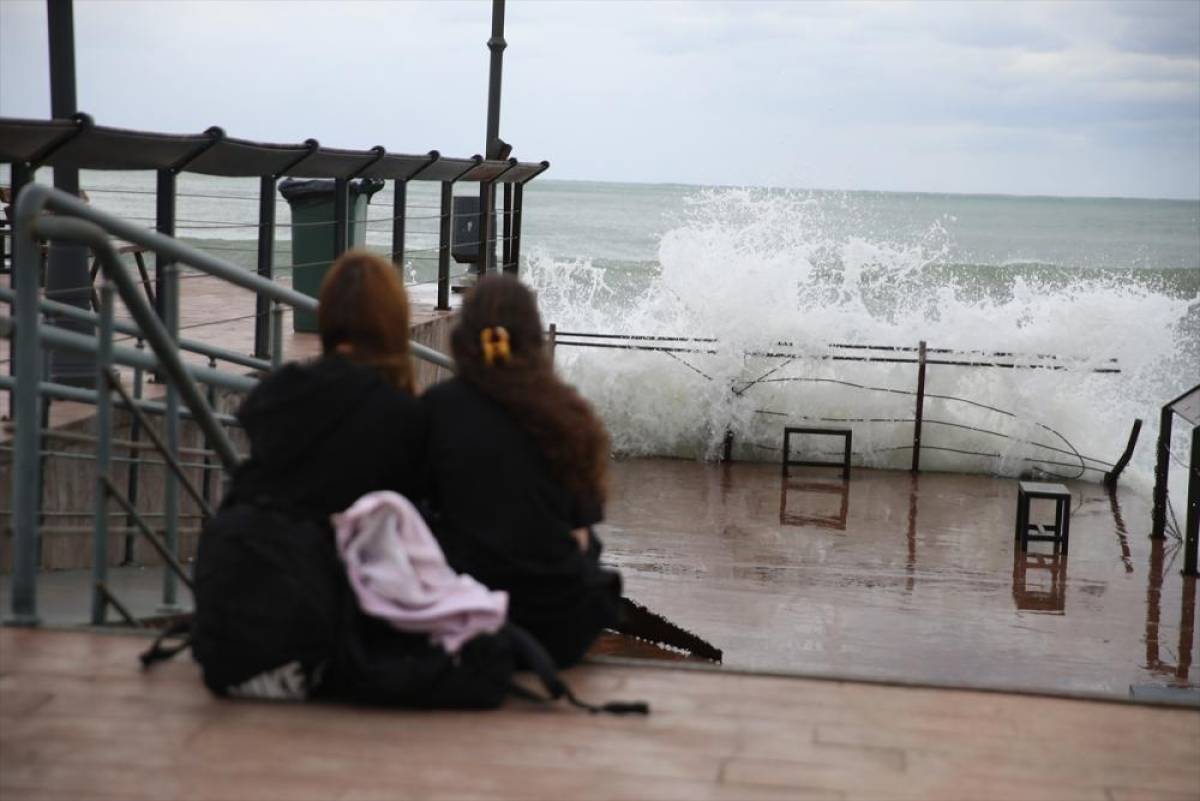 Ordu'da kuvvetli rüzgar Karadeniz'de dev dalgalar oluşturdu