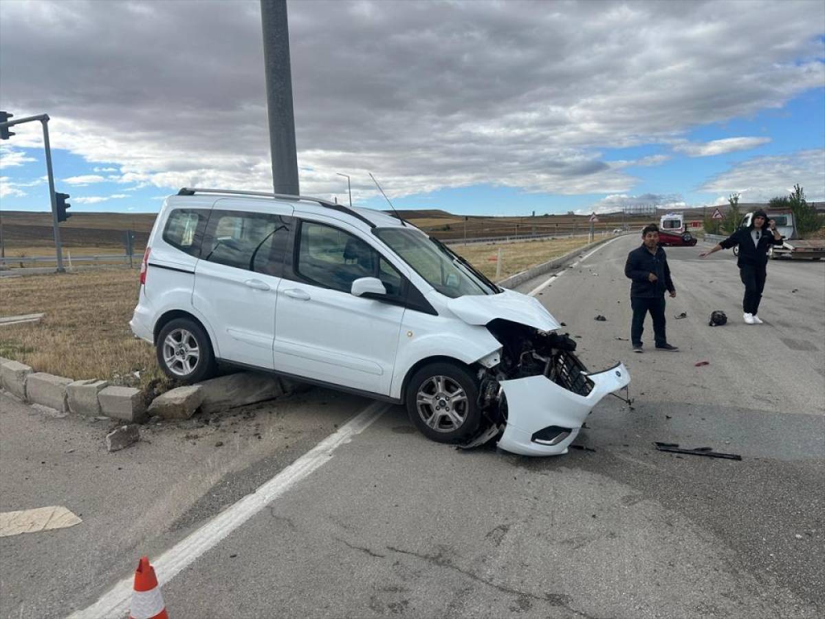 Çorum'da otomobil ile hafif ticari araç çarpıştı, 3 kişi yaralandı