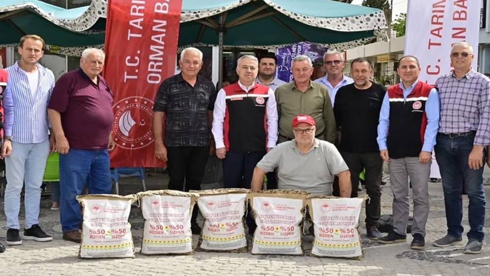 İzmir’de Ayçiçeği Tohumları Üreticilere Dağıtıldı