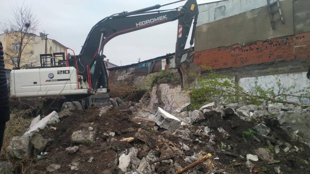 Kars’ta Metruk Yapılara Yıkım Başladı