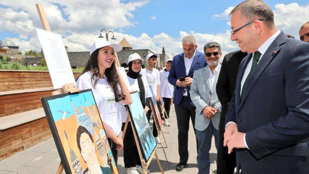  Kars'ta Sanat Rüzgarı: Gençlerden Heyecan Verici Sergi 