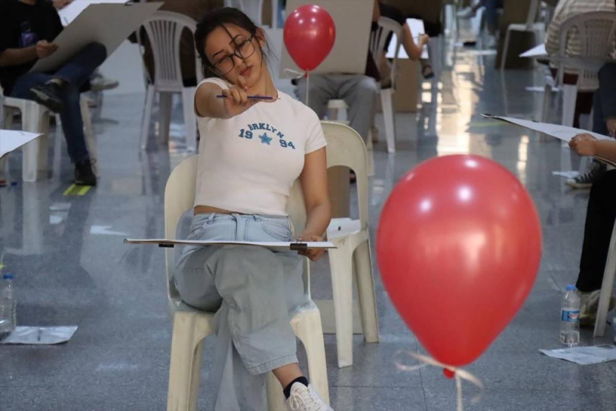 Erzincan'da yetenek sınavına giren adaylar üniversiteli olabilmek için en iyi resmi çizmeye çalıştı