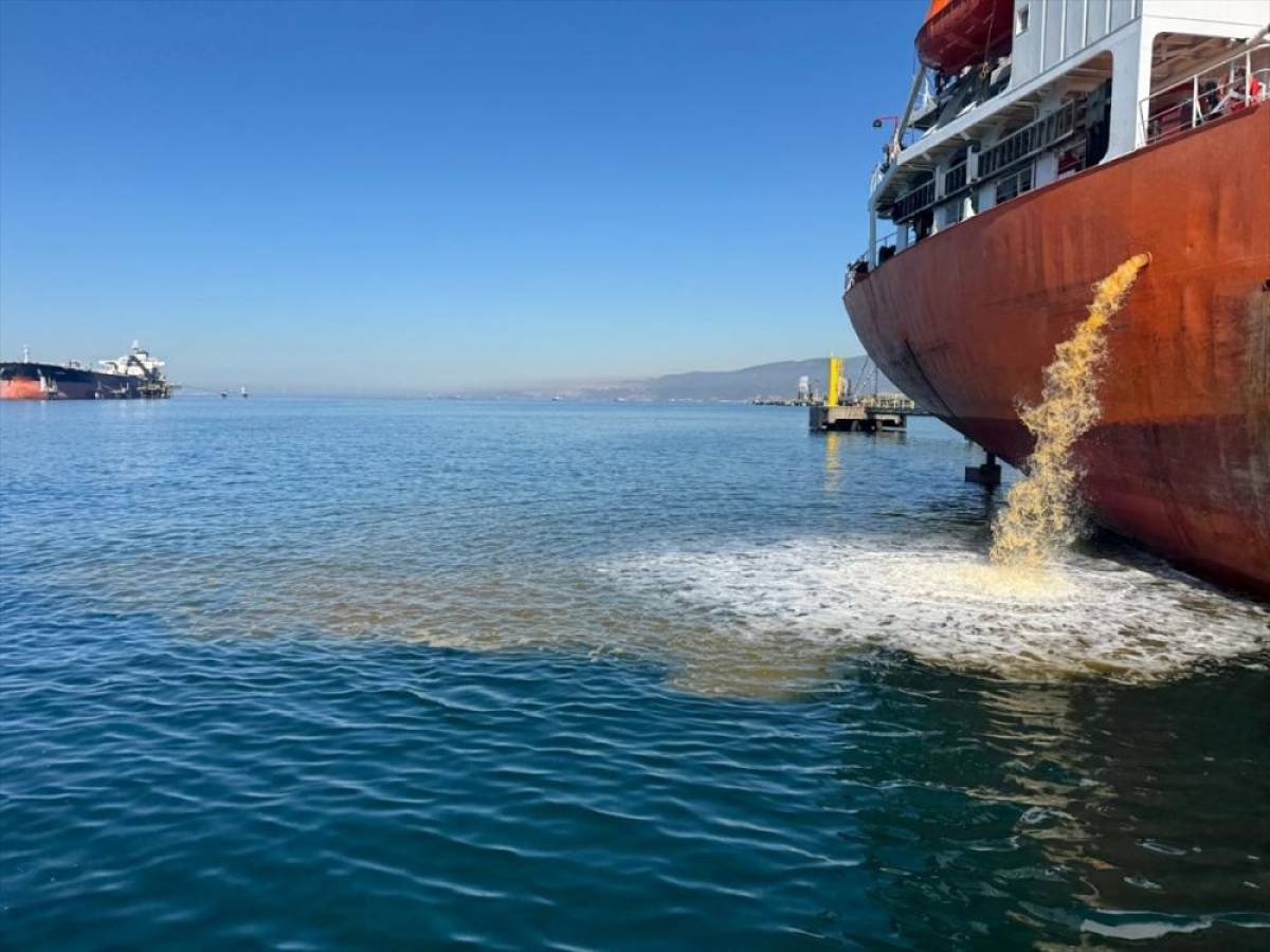 İzmit Körfezi'ni kirleten gemi hakkında yasal işlem başlatıldı
