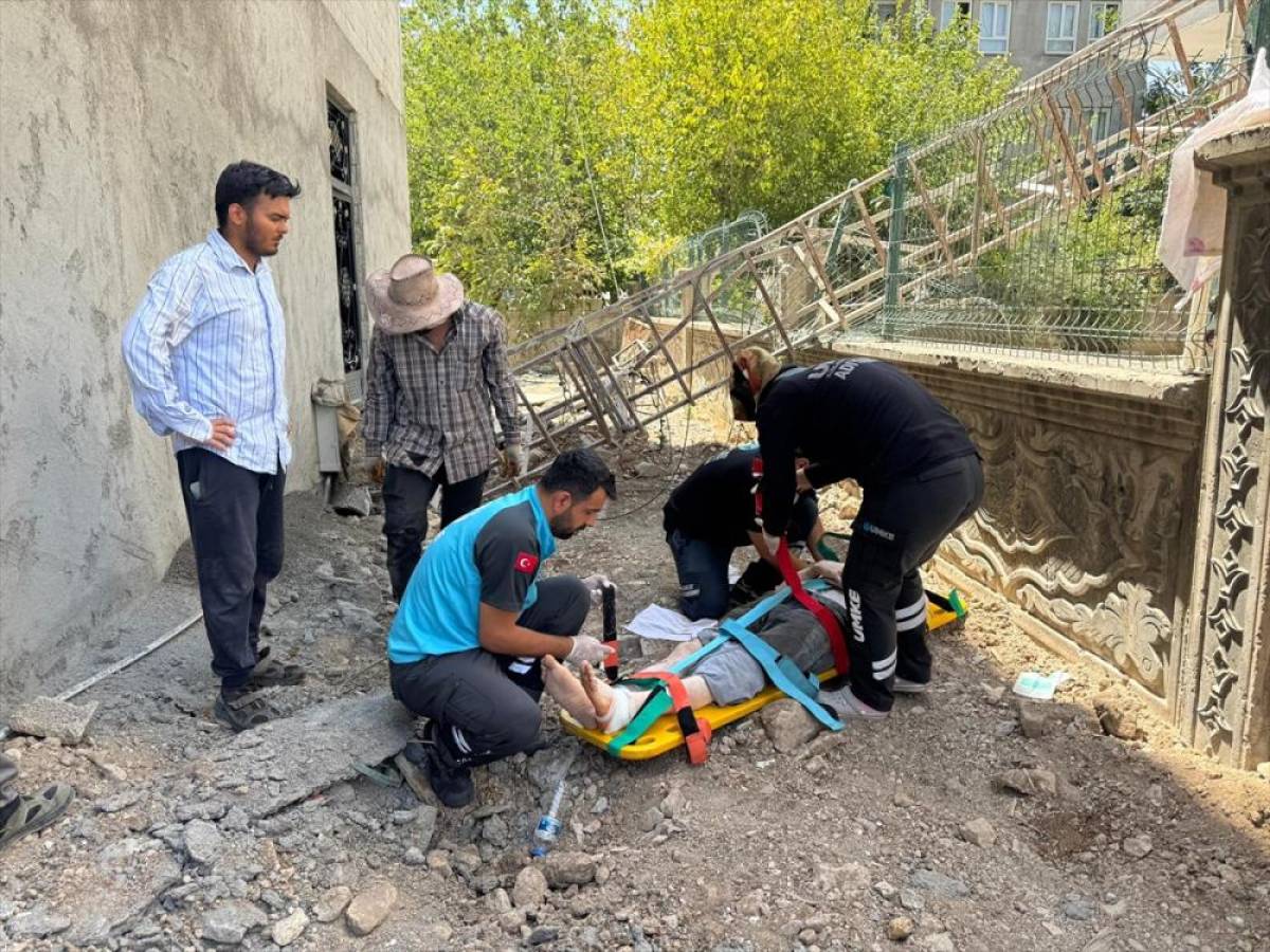 Adıyaman'da çöken iskelenin altında kalan işçi yaralandı