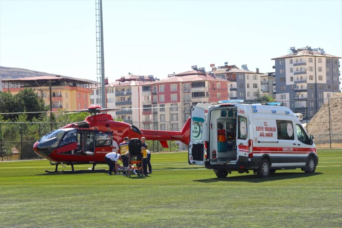 Malatya'da ambulans helikopter kalp krizi geçiren hasta için havalandı