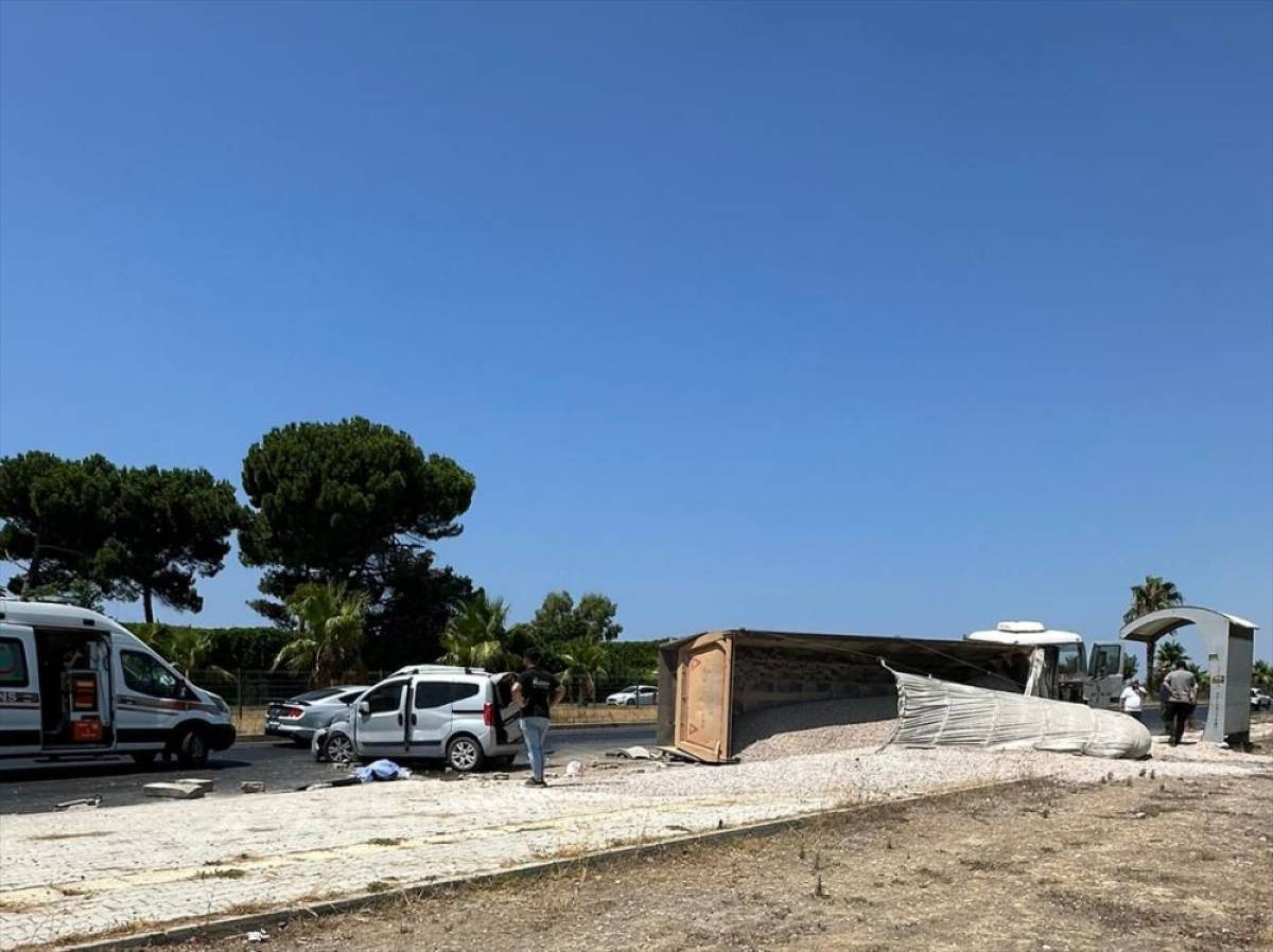 Manavgat'ta tırla çarpışan hafif ticari aracın sürücüsü öldü