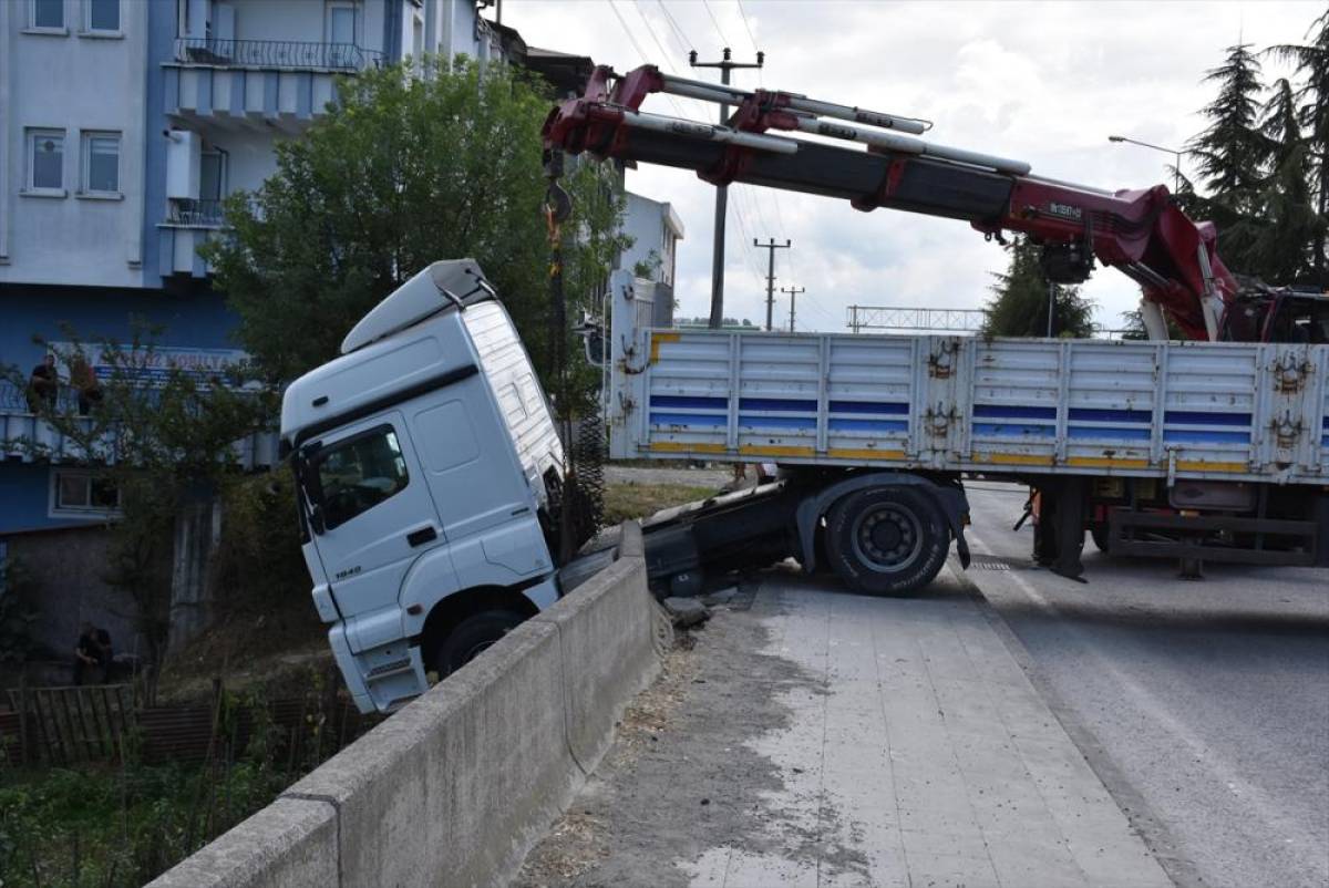 Ordu'da park halindeyken freni boşalan tır duvara çarptı
