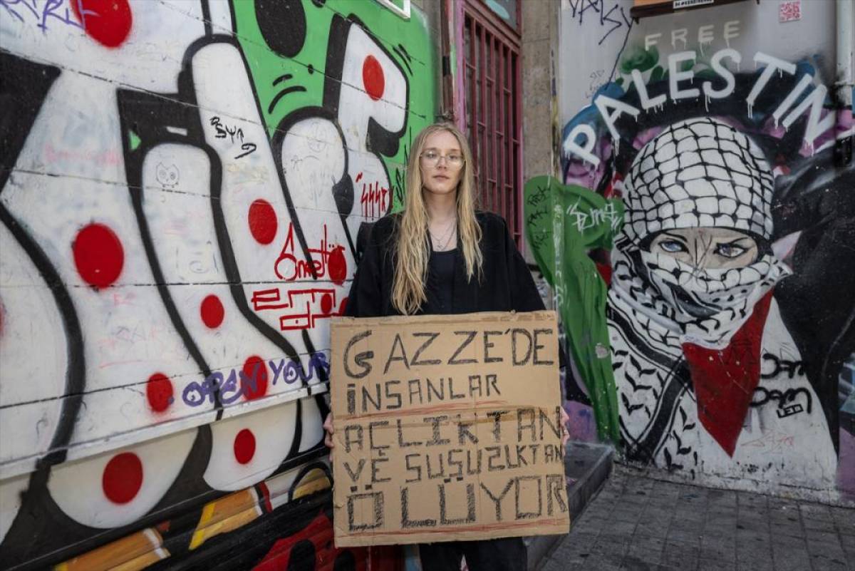 ABD'li aktivist Kadıköy'deki bireysel eylemle Gazze'nin sesi olmak istiyor