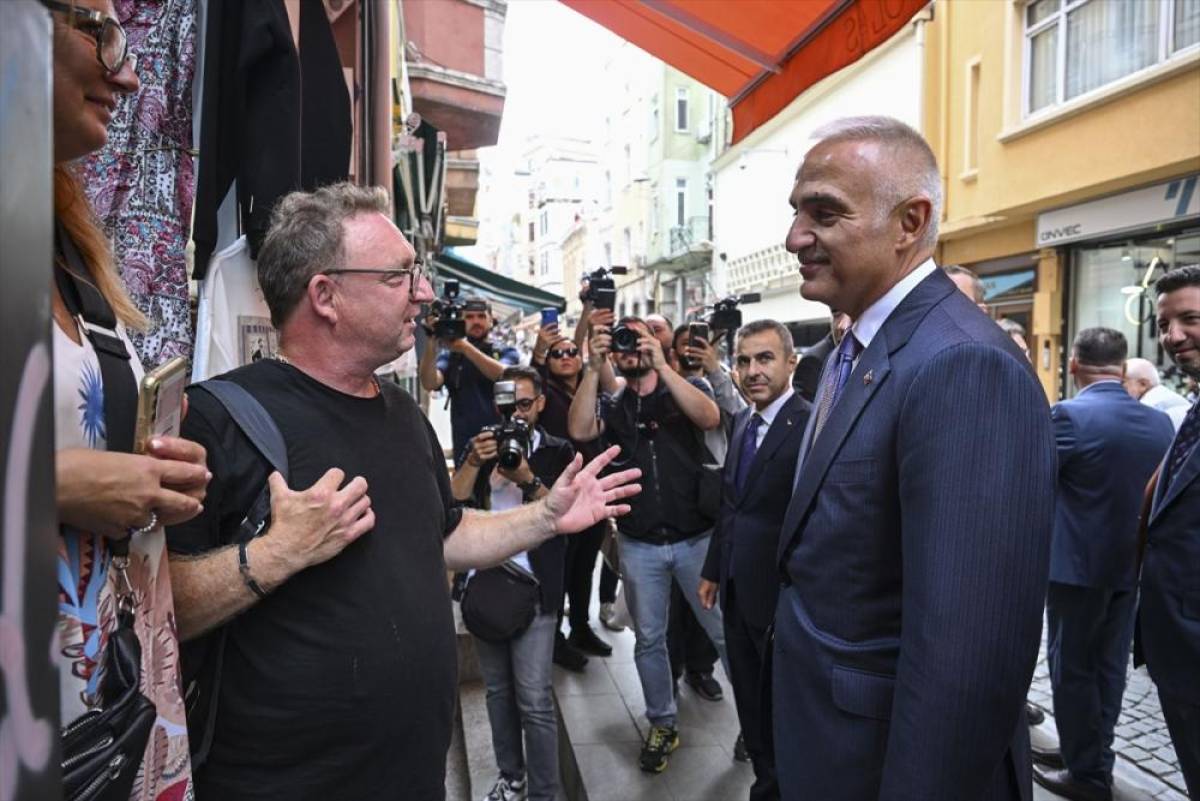 Kültür ve Turizm Bakanı Ersoy, Galata'da esnafı ziyaret etti