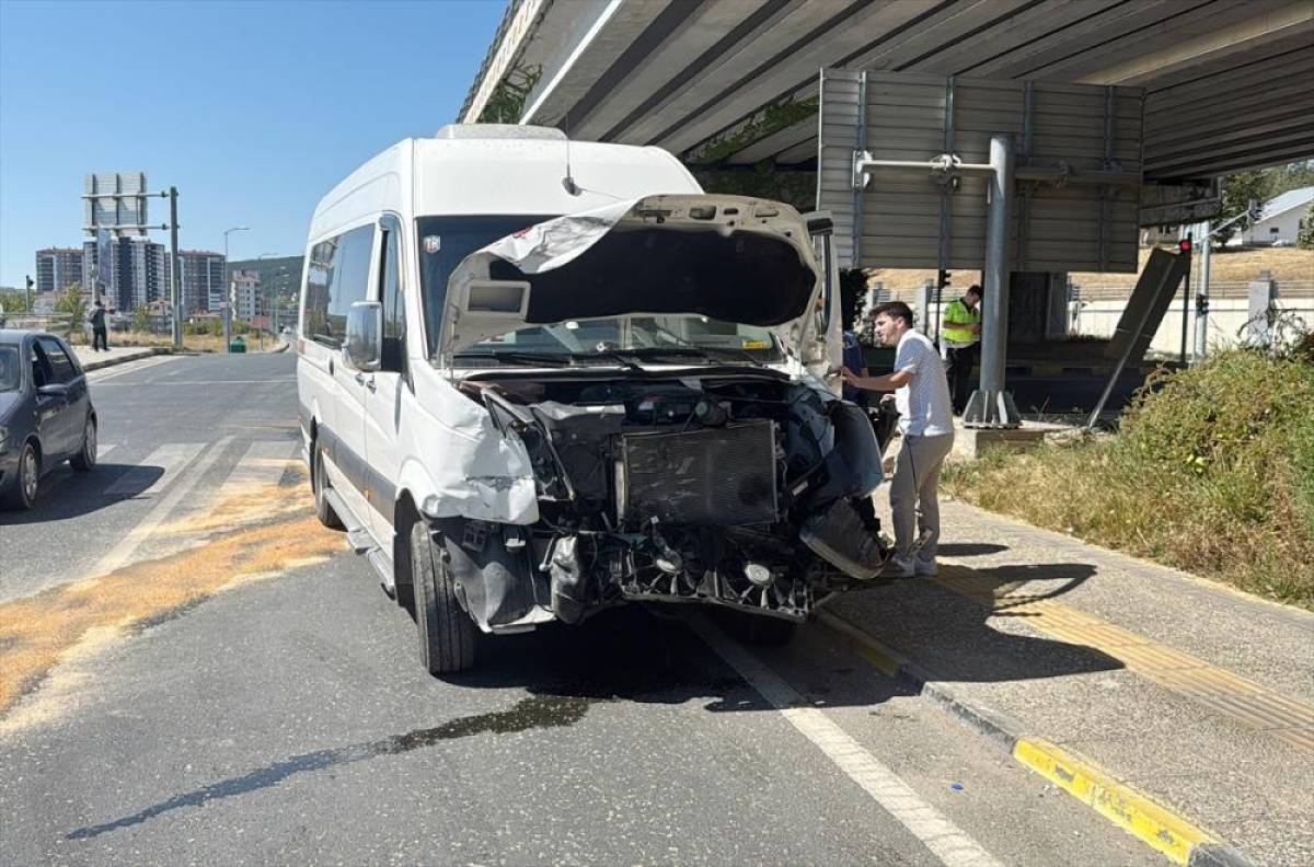 Kastamonu'da minibüs ile hafif ticari aracın çarpıştığı kazada 10 kişi yaralandı