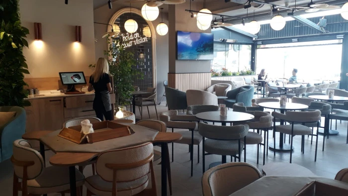 Kuşadası Belediyesi'nde Kahve Deryası Skandalı: Ruhsat İptali, Usulsüzlükler ve Mührün Yırtılması!