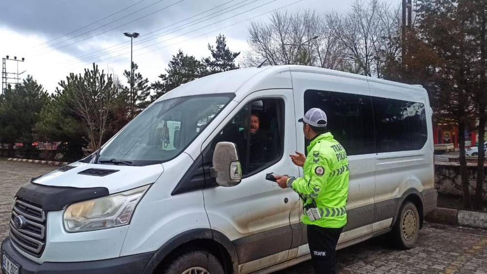 Kars'ta Öğrenci Güvenliği İçin Trafik Kontrolleri Aralıksız Devam Ediyor