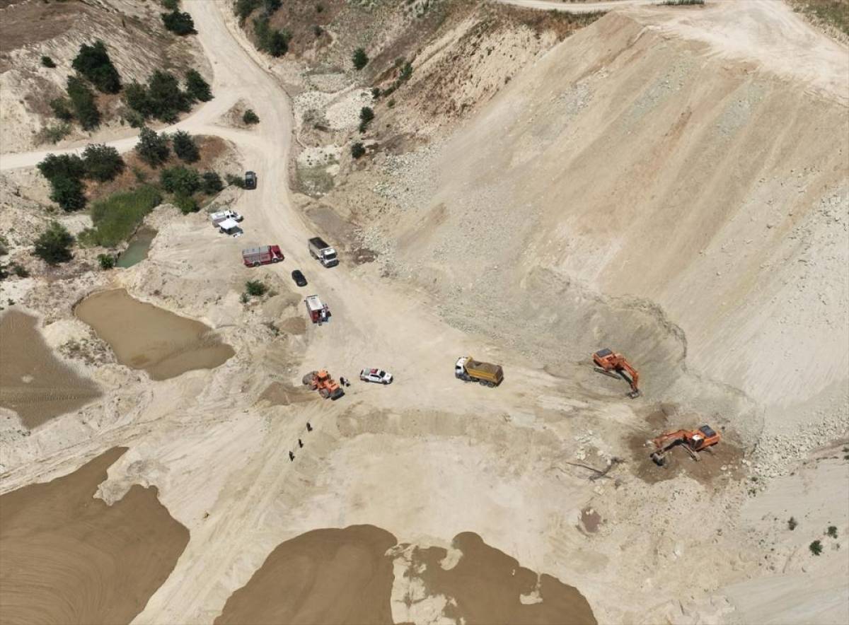 Silivri'de kum ocağında göçük altında kalan işçiyi arama çalışmaları sürüyor