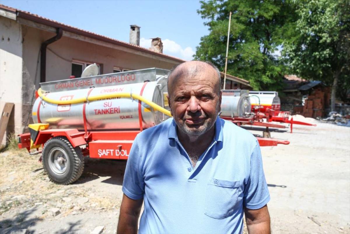 Patlayan lastiğe rağmen yangına su taşıyan çiftçiye hediye edilen tanker sayısı 3 oldu
