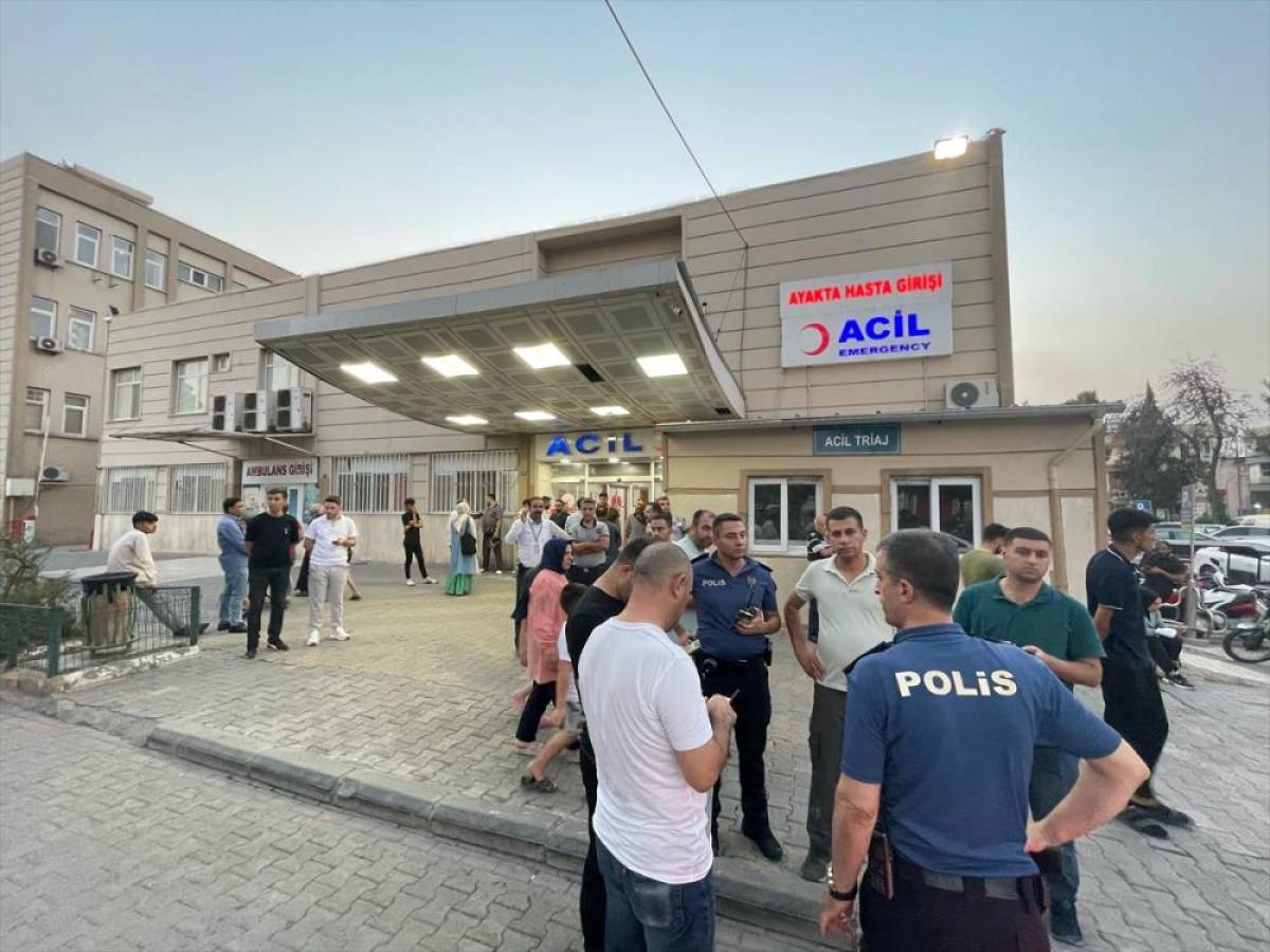 GÜNCELLEME - Şanlıurfa'da hastanede bıçaklı saldırıya uğrayan başhekim yardımcısı ve güvenlik görevlisi yaralandı
