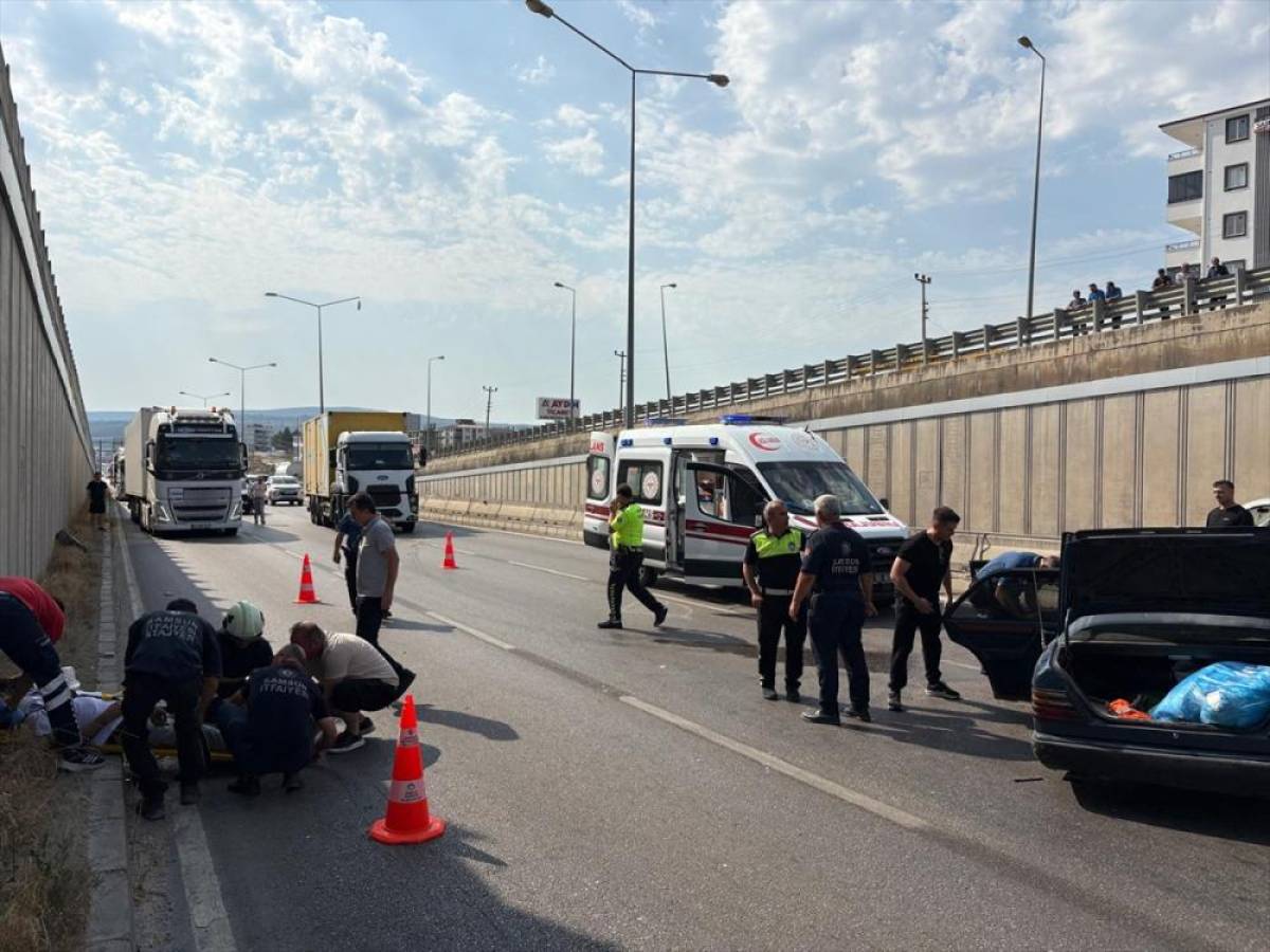 Samsun'da otomobil ile kamyon çarpıştı, 5 kişi yaralandı